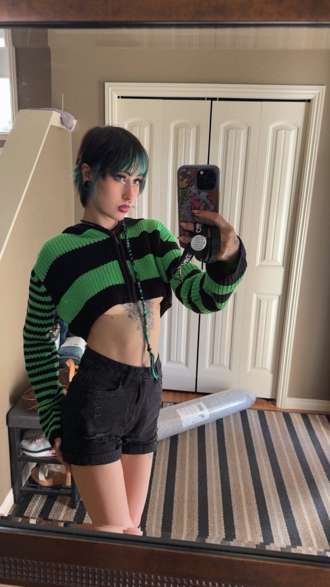 THChic88's tweet photo. Have a beautiful day 🖤💚 https://t.co/PtzzVXX6ey