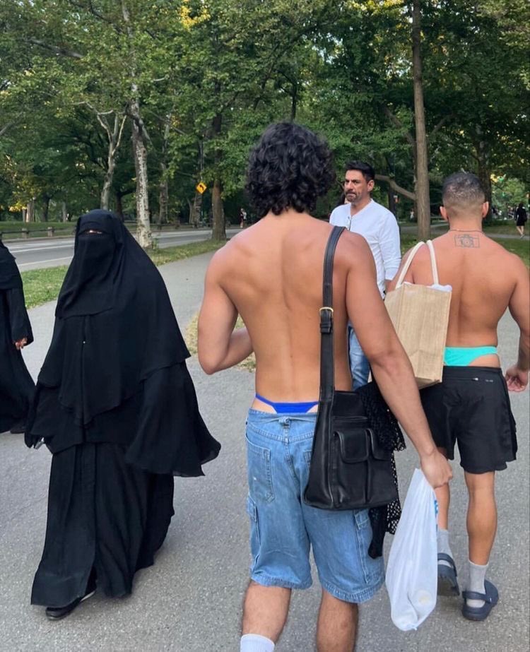 wr53sl's tweet photo. ⚠️ أخي الكريم...

خروجك بهذا الشكل قد يلفت أنظار الإناث، ويثير شهواتهن، بل وقد يعرضك للتحرش.

فلا تستهِن بالأمر...

التزم بحجابك فهو ستر لك
 وعفة لك
 ووقاية لك من الفتنة… 

حجابك... ثم حجابك... فلا نجاة إلا به https://t.co/YOwKbjHIAe