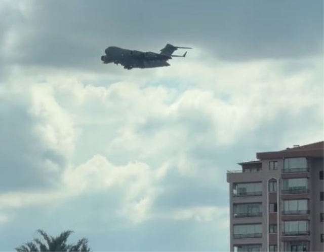 yirmiucderece's tweet photo. ABD Başkanı Trump'ın Ankara'da kullanacağı zırhlı araçlar Türkiye'ye getirildi.

36'ncı NATO Liderler Zirvesi hazırlıkları kapsamında, ABD heyetinin konvoy araçları askeri kargo uçağıyla havalimanına indirildi. 

Başkent caddelerinde ilerleyen konvoydaki zırhlılar büyük dikkat çekti.