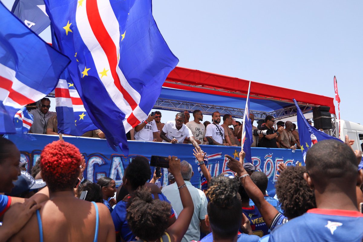El_Universal_Mx's tweet photo. 🇨🇻 ¡Como Héroes! Así reciben a la Selección de Cabo Verde

👏 Una numerosa expedición de aficionados y medios de comunicación recibió este domingo en el Aeropuerto Nelson Mandela de Praia a la selección de fútbol de Cabo Verde, liderada por Vozinha, tras su histórica participación en el Mundial 2026, donde fueron eliminados en la prórroga de los dieciseisavos de final por Argentina

📸Fotos: AFP / EFE