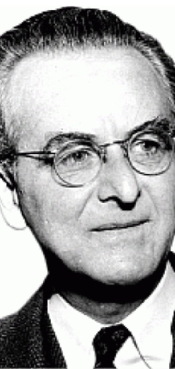 23Rapp's tweet photo. Fundamento filosófico
Alf Ross (realismo jurídico escandinavo) basa su teoría en el empirismo y el rechazo de la metafísica.
 Influido por Hägerström y el positivismo lógico, defiende un enfoque científico: el derecho debe estudiarse mediante observación y verificación de hechos, no con principios a priori.

Rechaza:
- Derecho natural (arbitrario e ideológicamente manipulable).
- Formalismos abstractos del positivismo.

Concepto de Derecho
- El derecho vigente es un sistema de ideas normativas que sirve como esquema de interpretación para las decisiones judiciales.
- Las normas son directivas (no proposiciones verdaderas/falsas), dirigidas principalmente a los jueces.
- Una norma es válida cuando los jueces la aplican consistentemente y se sienten psicológicamente obligados por ella, con correspondencia a la realidad social (predictibilidad).
- El derecho se vincula a la coerción (posibilidad de fuerza estatal legítima), pero no todas las normas requieren sanción directa.
- Conceptos como “derecho subjetivo” son herramientas lingüísticas y socio-psicológicas (“tû-tû”).

 Justicia
La justicia pertenece al ámbito de las valoraciones políticas y morales, no al análisis científico del derecho. 
El derecho es un instrumento para realizar ideales de justicia, pero estos son externos y variables.

Rasgos centrales
- Enfoque predictivo  y centrado en el comportamiento judicial.
- Separa claramente “ser” (ciencia del derecho) de “deber ser” (política).
- Evita reduccionismo behaviorista puro al reconocer el carácter normativo e ideológico compartido.

En "Sobre el derecho y la justicia" (1953), Ross ofrece una teoría realista que explica el derecho como fenómeno social observable, empírico y eficaz, sin fundamentos trascendentales. 
Es una de las obras más influyentes del realismo jurídico del siglo XX.