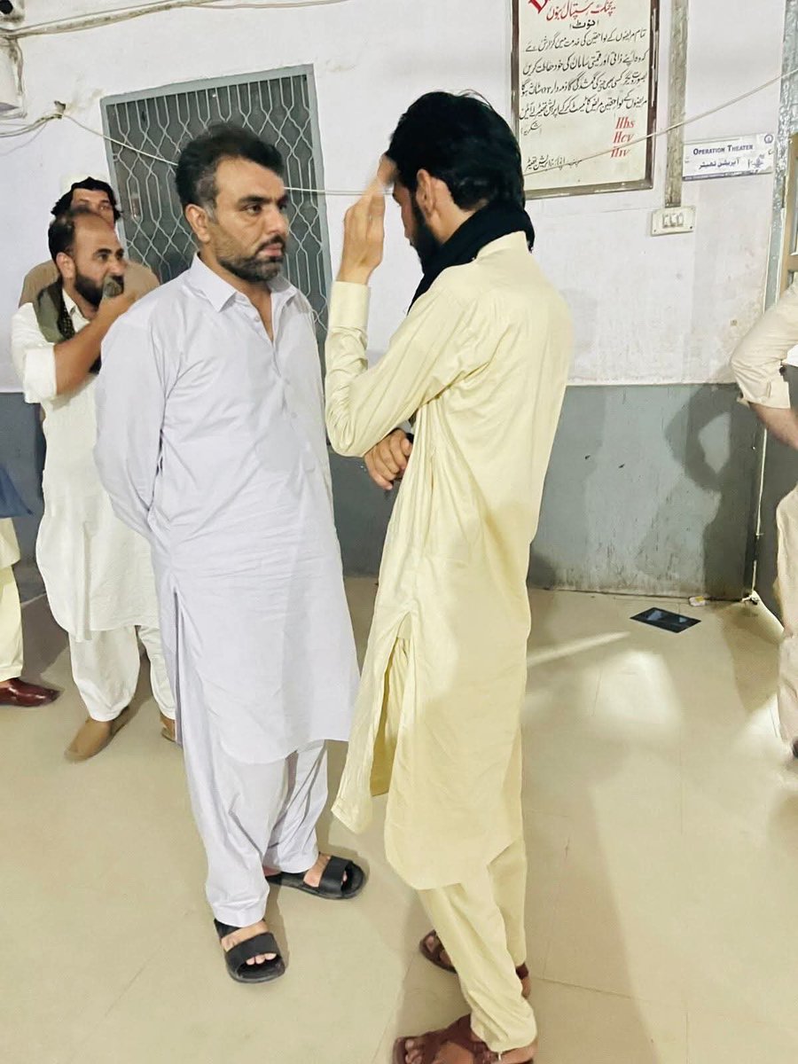 samirmujahid1's tweet photo. د بنو، بکاخېل تحصیل په نرمي خېل سیمه کې د پاکستاني رژیم د ډرون برید له امله درې ملکي کسان ټپیان شوي، چې په هغوی کې یو پنځه کلن ماشوم هم شامل دی. https://t.co/RCeWkMbwEK
