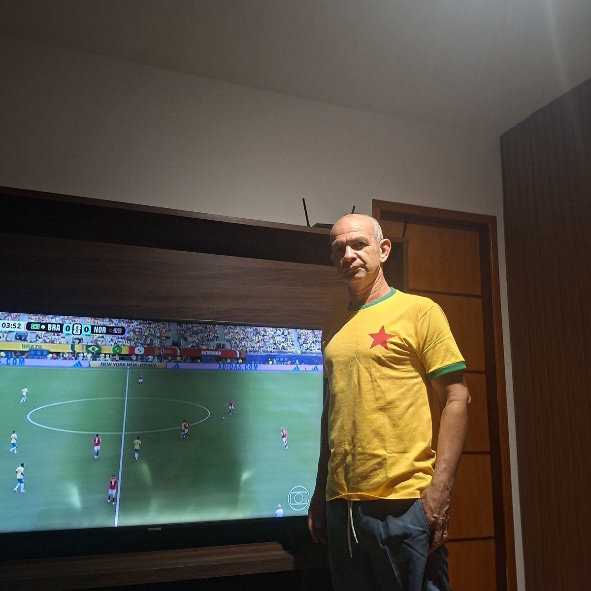 antogonn's tweet photo. Camisa com destaque, morro de medo de ser confundido com os " deus, pátria e família". https://t.co/Wz8NCvwcPF