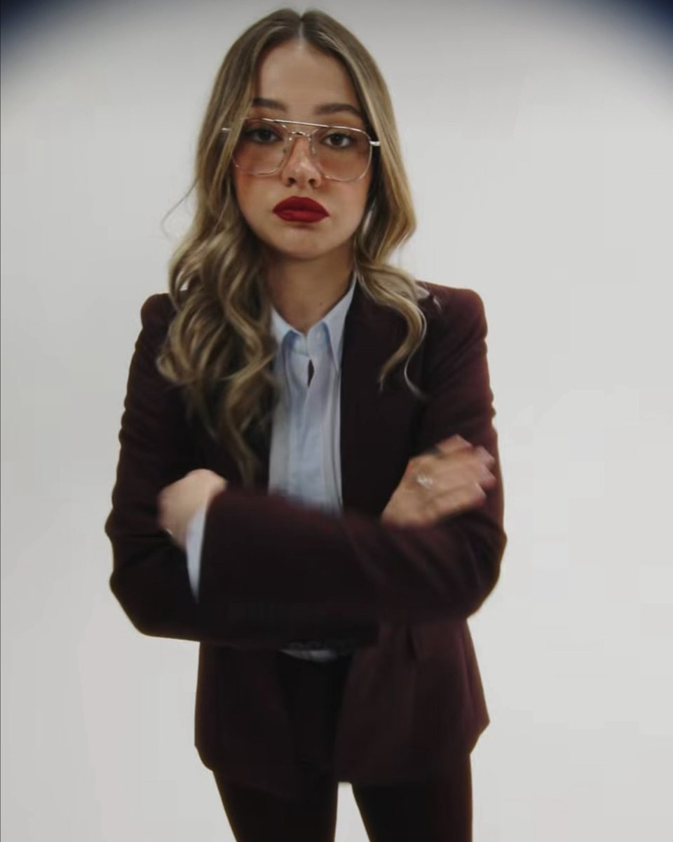 madelynfiles's tweet photo. FEMALE VERSION OF CLARK KENT https://t.co/17EDEI1Ksm