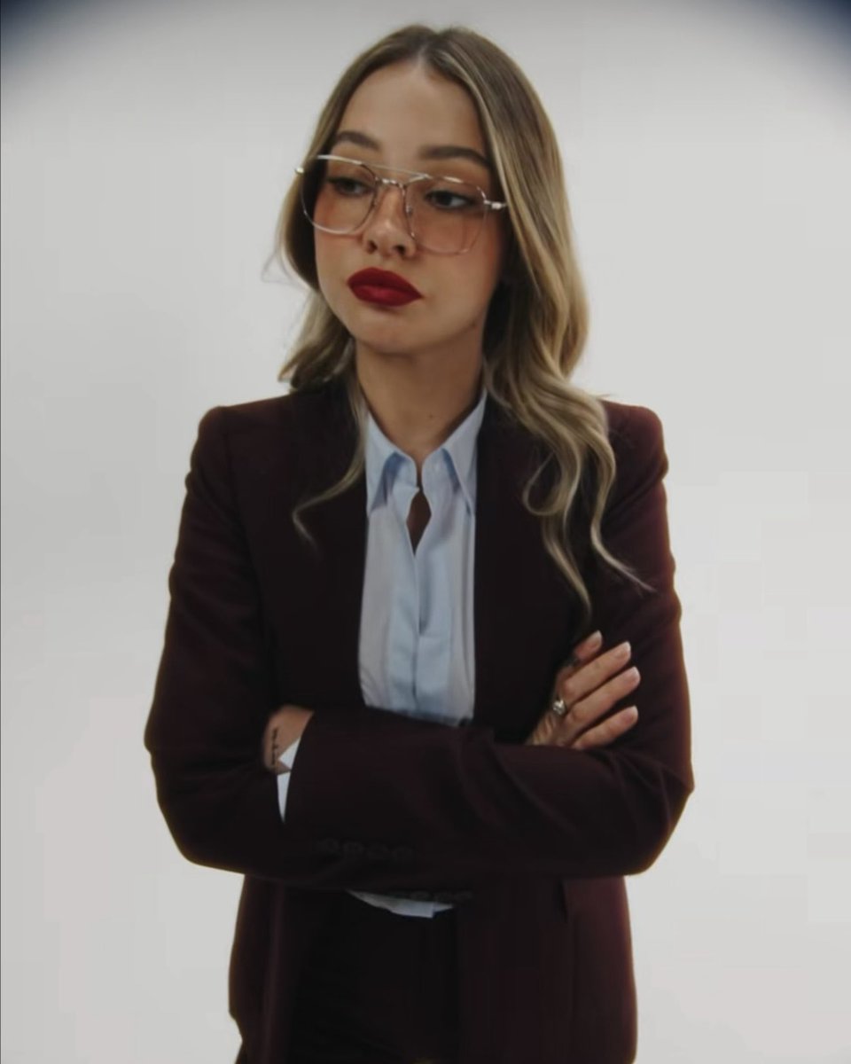 madelynfiles's tweet photo. FEMALE VERSION OF CLARK KENT https://t.co/17EDEI1Ksm