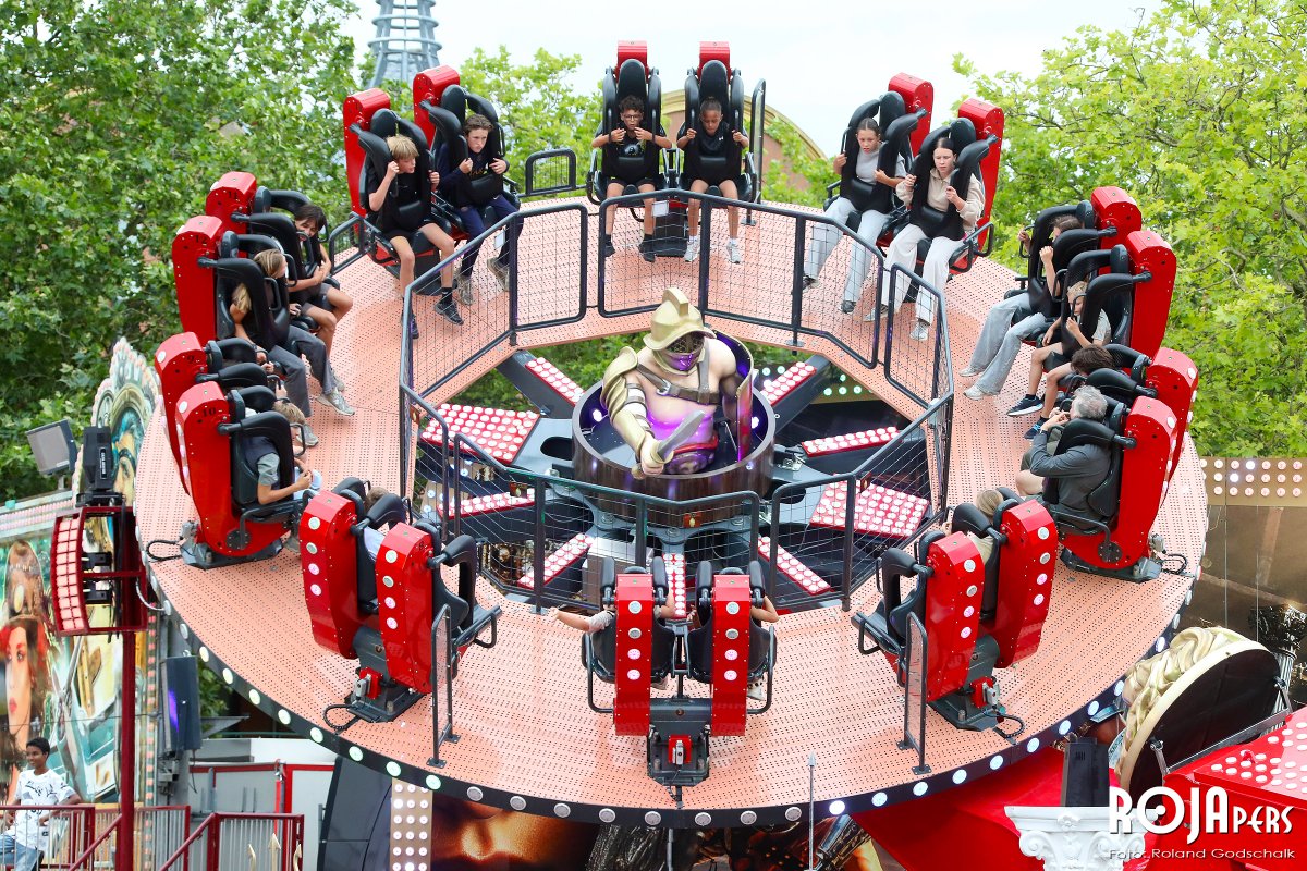 ROJApers's tweet photo. Zwieren, zwaaien, rondjes draaien. Kermis Best 2026. 🎡🎢🎠📸 https://t.co/4lXX2wwjeT