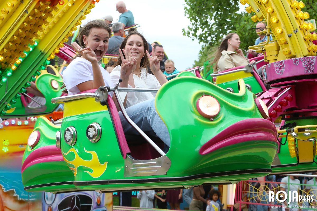 ROJApers's tweet photo. Zwieren, zwaaien, rondjes draaien. Kermis Best 2026. 🎡🎢🎠📸 https://t.co/4lXX2wwjeT