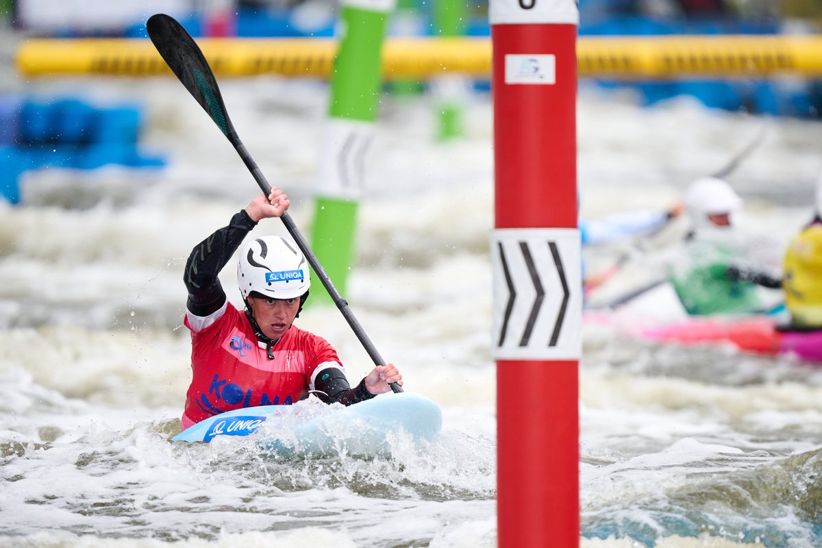 ASCDukla's tweet photo. 🥇 Mistryně světa do 23 let! 🤯🇨🇿

Tereza Kneblová předvedla v kayakcrossu naprosto suverénní jízdu. Po vítězství v časovce přidává i triumf v hlavním závodě a z Krakova si odváží druhý titul mistryně světa! 🔥

Obrovská gratulace k fantastickému výkonu! 👏❤️💙
 
📸 @Vodnislalom https://t.co/G6oLLyHEat
