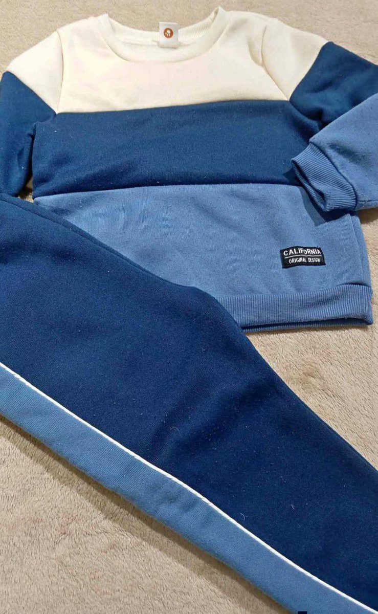 input0188632's tweet photo. Nos avisan del jardín "El martes deben llevar ropa de Argentina"
La camiseta de mi hijo se cae a pedazos así que mamá artesana salió a flote 
antes/proceso/final https://t.co/9FTU2ep2K4