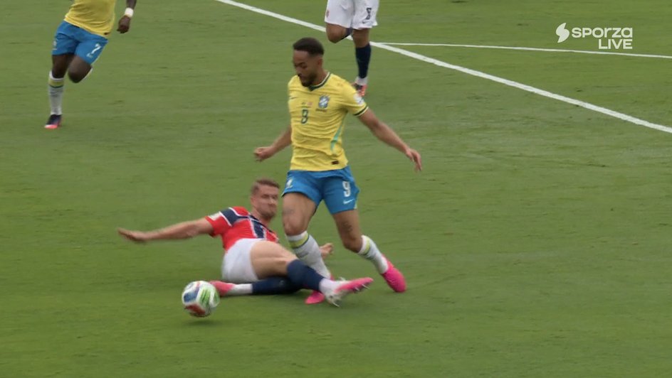 TouchlineX's tweet photo. 🚨 𝗠𝗔𝗝𝗢𝗥 𝗕𝗥𝗘𝗔𝗞𝗜𝗡𝗚: NO PENALTY GIVEN FOR BRAZIL HERE!

CUNHA SAYS ITS A CLEAR PENALTY! 😳 https://t.co/4nAWFK1yy5