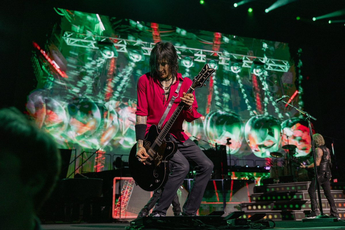 gunsnroses's tweet photo. Dublin, you were a marvelous crowd N’ a lot of fun! Until next time. https://t.co/T1jDgugM3x