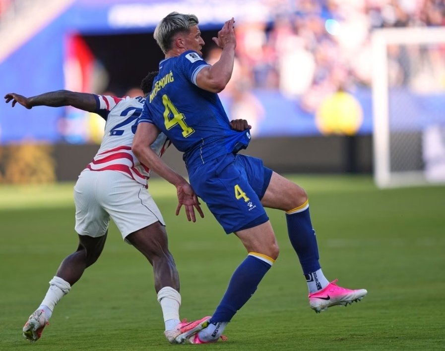 DosCannones's tweet photo. @TylerTeeP @DesselYves He's hitting his fucking ankle from the back, that's a red any day of the week, you can't be serious Tyler https://t.co/SdFPi9BxDZ