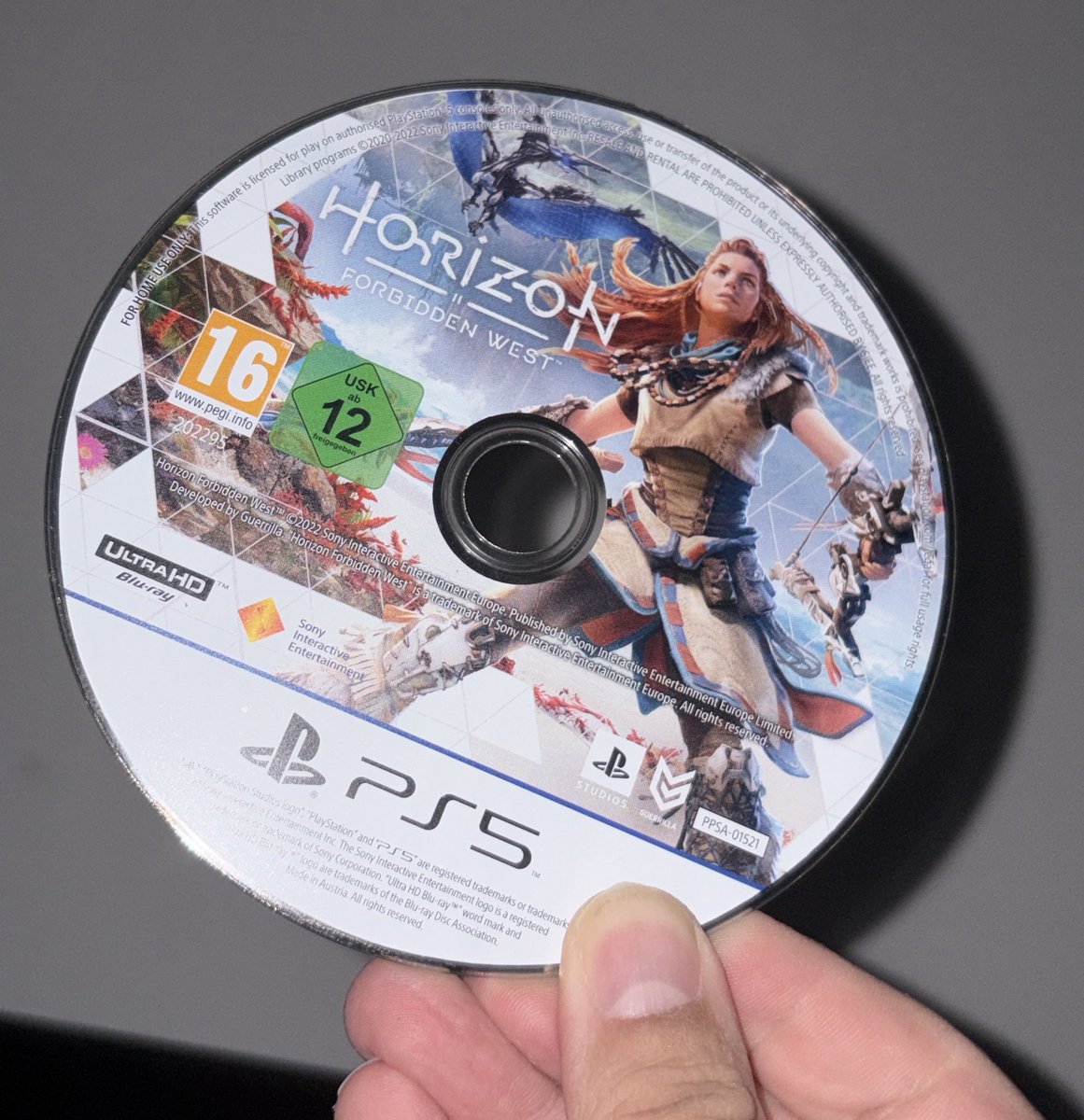 Pierre54v's tweet photo. Ce jeu ? C’est Horizon Forbidden West. 

Il est complet sur disque, pas de maj obligatoire, pas de connexion requise. Je peux le revendre, le prêter, le donner même. Vous pouvez l’avoir pour 3 fois rien en cash. Et contrairement au store il ne disparaîtra pas.

C’est pour cette préservation et cette accessibilité qu’on se bat.