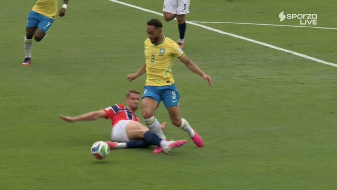 GradaBpro's tweet photo. 🔎 ¿Cómo un árbitro de 1/8 de final de un Mundial no puede ver este penalti y se lo tienen que advertir desde el VAR?

El nivel es bajísimo. https://t.co/xA4muxyKcJ