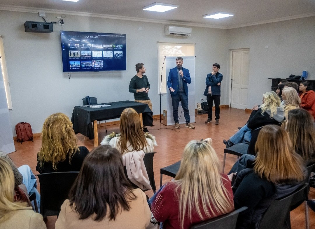 ManuelLlovet's tweet photo. EL GRAN EQUIPO DE LA MUNI EN TU BARRIO
Junto al intendente @juanfiorini repasamos los 20 Barrio Recorrido este año y planificamos lo que resta del año.
Gracias a todo el equipo del @gobiernodejunin
@generaljunin https://t.co/J5gkX1apMi
