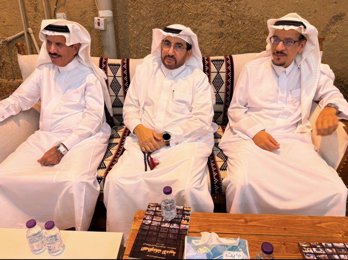 shaqra1's tweet photo. "ديوانية المنيع" تحتضن حوارًا ثقافيًا حول تمكين المجتمع بالشراكة مع أمانة منطقة الرياض

شقراء-محمد الحسيني،
@Mohammedamh7 
نظّمت ديوانية المنيع بمركز القصب في محافظة شقراء  أمسية ثقافية بعنوان «ثقافة الرياض بين المجتمع والتمكين»، برعاية ومشاركة أمانة منطقة الرياض ممثلةً بمدير عام الإدارة العامة للثقافة ، أ. عبد الله بن عبدالكريم  الشمري، 
وبحضور أ. إبراهيم التويم والكاتب 
أ. عبدالله الضويحي و نخبة من المثقفين والإعلاميين والأدباء، و بمتابعة مباشرة  من المشرف على الديوانية  أ. منيع بن عبد الله المنيع.
وقدّم الأمسية د. خالد الخضري، مؤكدًا أن هذه اللقاءات الثقافية تمثل رافدًا مهمًا للحراك المعرفي في منطقة الرياض، مشيرًا إلى أن تعزيز حضور الثقافة في المجتمع هو جزء من التحول الذي تشهده العاصمة، وأن الأمسية جاءت لتفتح مساحة حوارية ثرية تجمع بين الخبرة الأكاديمية والرؤية الثقافية المعاصرة.
وحضرالأمسية رئيس بلدية القصب المهندس مطلق 
أبو ثنين، وحاضر فيها  الأديب والإعلامي أ.سهم الدعجاني، فيما تولّى 
د. عثمان المنيع إدارة الحوار، في أمسية اتسمت بثراء معرفي يعكس ما يمتلكانه المحاضر ومديرها من مخزون ثقافي وتاريخي وتراثي واسع، أسهمت في فتح نقاشات معمّقة حول المشهد الثقافي في العاصمة ؛ وفي مداخلته قال أ. عبدالله الشمري طموحنا أن نعكس ما تملكه منطقة الرياض من ثراء معرفي وتاريخي وكنوز ثقافية إلى حراك ثقافي يكون سمة لأهالي الرياض عبر مكاتب مدينتي والفضاء العام للمدينة ليعكس عبقرية المكان، وتتحول من فعاليات مؤقتة إلى يوميات ثقافية تعزز القدرات وتضيف المهارات وترفع نسبة الوعي، ومن هذا المنطلق سيمكننا من اكتشاف المواهب ودعمها وتقديمها للساحة الثقافية لتكون هناك أجيال مترابطة ونماء مستمر ومتراكم، وأيضاً أن تحظى الرياض بصناعة أبنائها الثقافية وعلى كافة العلوم والمعارف. 
لا يخفى عليكم أن كنوز الرياض ترتكز في المقام الأول على العنصر البشري الذي هو محور عملنا من ناحية دعمه وتمكينه، وأيضاً ما تملكه من المعالم والآثار والتاريخ والبيئة والفضاء العام في طبيعة تكوين عاصمة المملكة العربية السعودية.
وأوضح م. مطلق أبو ثنين رئيس بلدية القصب  ان الثقافة اليوم أصبحت عنصرًا محوريًا في تطوير المدن وتعزيز جودة الحياة، لافتًا إلى أن منطقة الرياض تعيش مرحلة تحول ثقافي يعكس حجم العمل المؤسسي الذي تقوده أمانة المنطقة، وأن تمكين المجتمع من المشاركة في صياغة المشهد الثقافي يسهم في بناء مدينة أكثر وعيًا وانفتاحًا.
وشهدت الأمسية سلسلة من المداخلات التي أثرت الحوار وقدّمت رؤى متعددة حول دور الثقافة في تعزيز حضور المجتمع، حيث شارك د. عبد الله الحيدري وأ. أحمد السماري، ثم أعقبتهما مداخلات من 
أ.عبد الله الحسني والمذيع التلفزيوني أ.عبد العزيز العيد، إضافة إلى مداخلة ومقترح  أ. أحمد السعدي، و أ.رائد الحميد، قبل أن يختتم د. أحمد الأسود سلسلة المداخلات بتحليل تناول أثر التمكين الثقافي في بناء مجتمع أكثر وعيًا وتفاعلًا.
ومن جانبه علّق أ.محمد العبد الوهاب على مجريات الأمسية، مشيرًا إلى أنه حضر الفعالية برفقة عدد من الزملاء من الإعلاميين والمثقفين والأدباء، وفي أجواء اتسمت بصفاء نسيم برج الجوزاء وبين امتداد أرياف أشيقر والقصب وشقراء. وأوضح أن الأمسية عكست بجلاء حجم التحول الثقافي الملهم الذي تشهده مدينة الرياض، ولا سيما بعد إعادة صياغة العلاقة بين الإنسان والمدينة، 
وأكد د. عثمان المنيع ان  هذه المبادرة وغيرها من مبادرات نوعية أطلقها أمين منطقة الرياض سمو الأمير فيصل بن عبد العزيز بن عياف، والتي أسهمت في إضفاء روح متجددة على أعمال الأمانة بما ينسجم مع مستهدفات رؤية السعودية 2030.
وجاءت الأمسية لتؤكد أن مدينة الرياض ومحافظاتها والمراكز التابعة لها  تعيش اليوم مرحلة ثقافية متقدمة، تتشكل فيها ملامح مدينة أكثر انفتاحًا على الإبداع وأكثر قدرة على تمكين مجتمعها من المشاركة الفاعلة في صناعة المشهد الثقافي الوطني.
