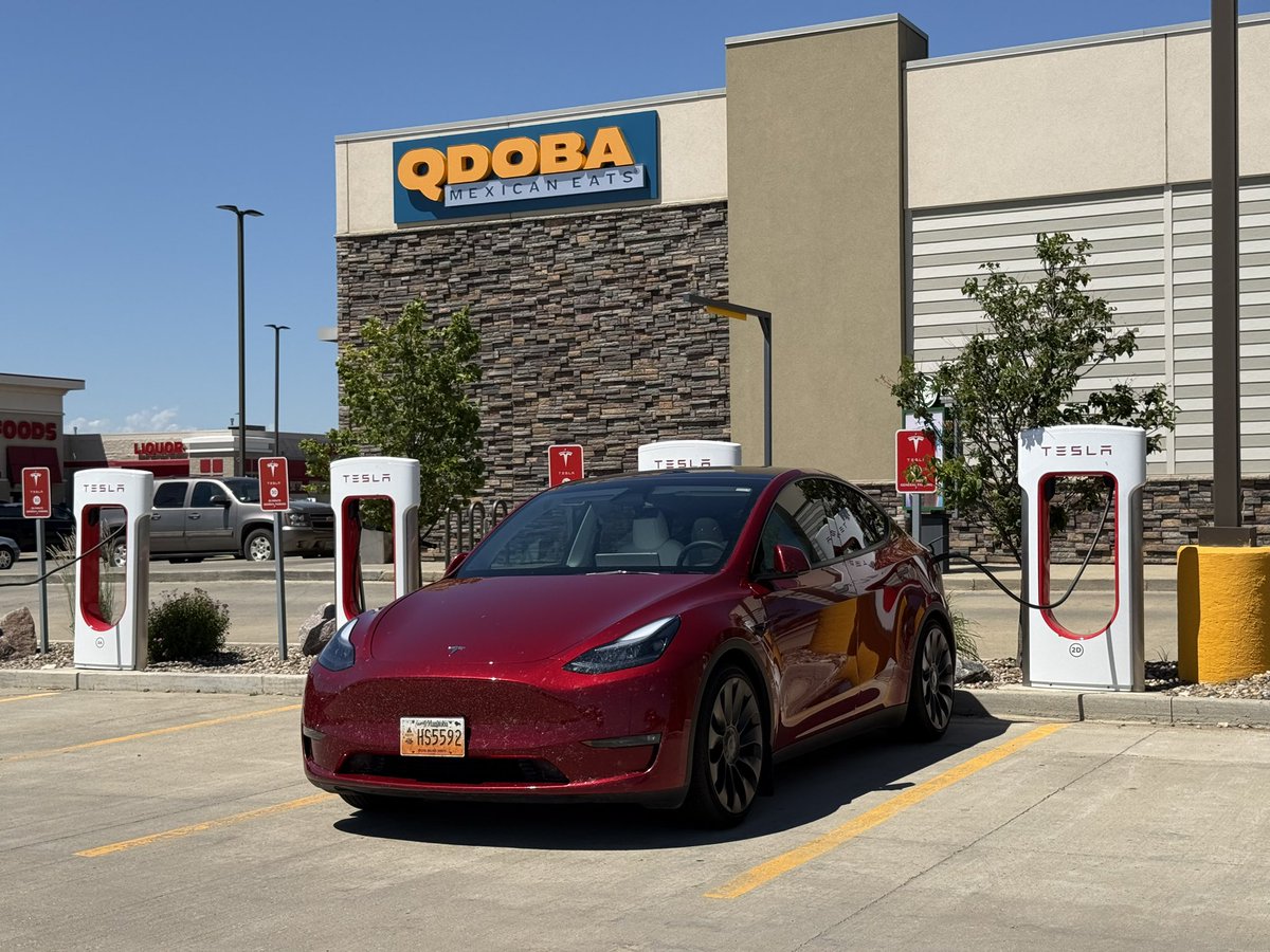 carterbiles's tweet photo. Charging stop #30
Dickinson, ND

3408 miles into the trip
328.9 Wh/mi average consumption 

Back in the land of Caribou Coffee!

#fsdroadtrip https://t.co/tZditQaALj