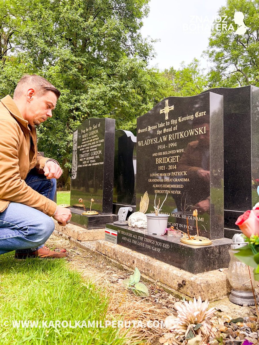 KarolPeruta's tweet photo. 11.06.2026
Kilka zdjęć z oznaczenia grobu podoficera Władysława Rutkowskiego. BOHATERA Monte Cassino 

👉🏻 https://t.co/yO8NEnVe4T

Dzięki akcji „Znajdź Bohatera” kolejny grób polskiego weterana został godnie oznaczony oficjalną tabliczką Instytutu Pamięci Narodowej:  
„Grób Weterana walk o wolność i niepodległość Polski”.

To nie jest zwykła tabliczka.  
To kolejna wielka chwila, która rozrywa pierś dumą i daje nam siłę, by walczyć dalej – by upominać się o każdego zapomnianego Bohatera!

Do dziś, wyłącznie dzięki Waszemu wsparciu i akcji „Znajdź Bohatera”, zarejestrowałem i oznaczyłem 218 grobów polskich weteranów spoczywających na brytyjskiej ziemi. Walka trwa – i nie ustanie, dopóki choćby jeden z nich pozostaje bez swojego imienia na kartach historii Rzeczypospolitej!

A dziś radość jest jeszcze większa.  
Na starym, zapomnianym cmentarzu St. Joseph’s Moston w Manchesterze odnalazłem i oznaczyłem grób kolejnego BOHATERA:

Podoficer Władysław Rutkowski  
36 Kompania Ratownicza  
Bohater Bitwy o Monte Cassino  
Krzyż Monte Cassino nr 47248

To jeden z ponad stu polskich grobów, które od lat są pod moją osobistą opieką. Miejsce, które przez dziesięciolecia niszczyli wandale – połamane krzyże, rozbite tablice, zapomnienie.  
A myśmy powiedzieli: NIE! Niewiele polskich grobów na tej sekcji ocalało przed furią wandali…

Jak zawsze, po oznaczeniu grobu BOHATERA pochylam nad nim stara Polska flagę. Flagę którą otrzymałem po śmierci mojej przyjaciółki i mentorki, sanitariuszki Armii Krajowej i Powstania Warszawskiego. Przez dziesięciolecia służyła ona weteranom AK w Manchesterze zaś dziś w imię wdzięczności, szacunku i hołdu pochylam ją na grobami takich jak oni, BOHATERÓW! 

Już od 10 lat w Dniu Wszystkich Świętych razem z miejscową Polonią zapalamy tu tysiąc biało-czerwonych zniczy.  
Tradycja Tysiąca Zniczy trwa. I trwa TYLKO dzięki Wam.

To nie jest zwykły cmentarz.  
To świątynia polskiej chwały.  
Tu spoczywają wielcy ludzie – ci, którzy oddali wszystko, byśmy my dziś mogli być wolni. Największym grzechem byłoby pozwolić, by ich imiona zginęły w ciszy.

CZEŚĆ TWOJEJ PAMIĘCI, PODOFICERZE RUTKOWSKI!  

W tym roku Tradycja Tysiąca Zniczy potrzebuje Twojej pomocy jak nigdy.  
Pomóż mi godnie upamiętnić tych, którym zawdzięczamy absolutnie WSZYSTKO – naszą wolność, nasz język, nasz honor.

Bo oni nie prosili o pomniki.  
Oni prosili tylko o jedno:  
żebyśmy ich nie zapomnieli.

Liczę na Ciebie! 
Razem sprawmy, by żaden z nich nie pozostał zapomniany.  
Razem pokażmy światu, że Polska pamięta – zawsze i wszędzie!
Tylko dzięki Wam od 10 lat ten skrawek zapomnianej polskiej ziemi, rozświetla światło 1000 biało czerwonych zniczy, w tym roku nie może być inaczej! 

👉🏻 https://t.co/5Rye5OQpXD                              

„Pomimo wszystko i pomimo wszystkim, dla Ciebie Polsko!”

Więcej i akcji „Znajdź Bohatera” 
👉🏻 https://t.co/dMdy0xaReF

 #karolkamilperuta  #znajdzbohatera  #waldi114 #montecassino #manchester