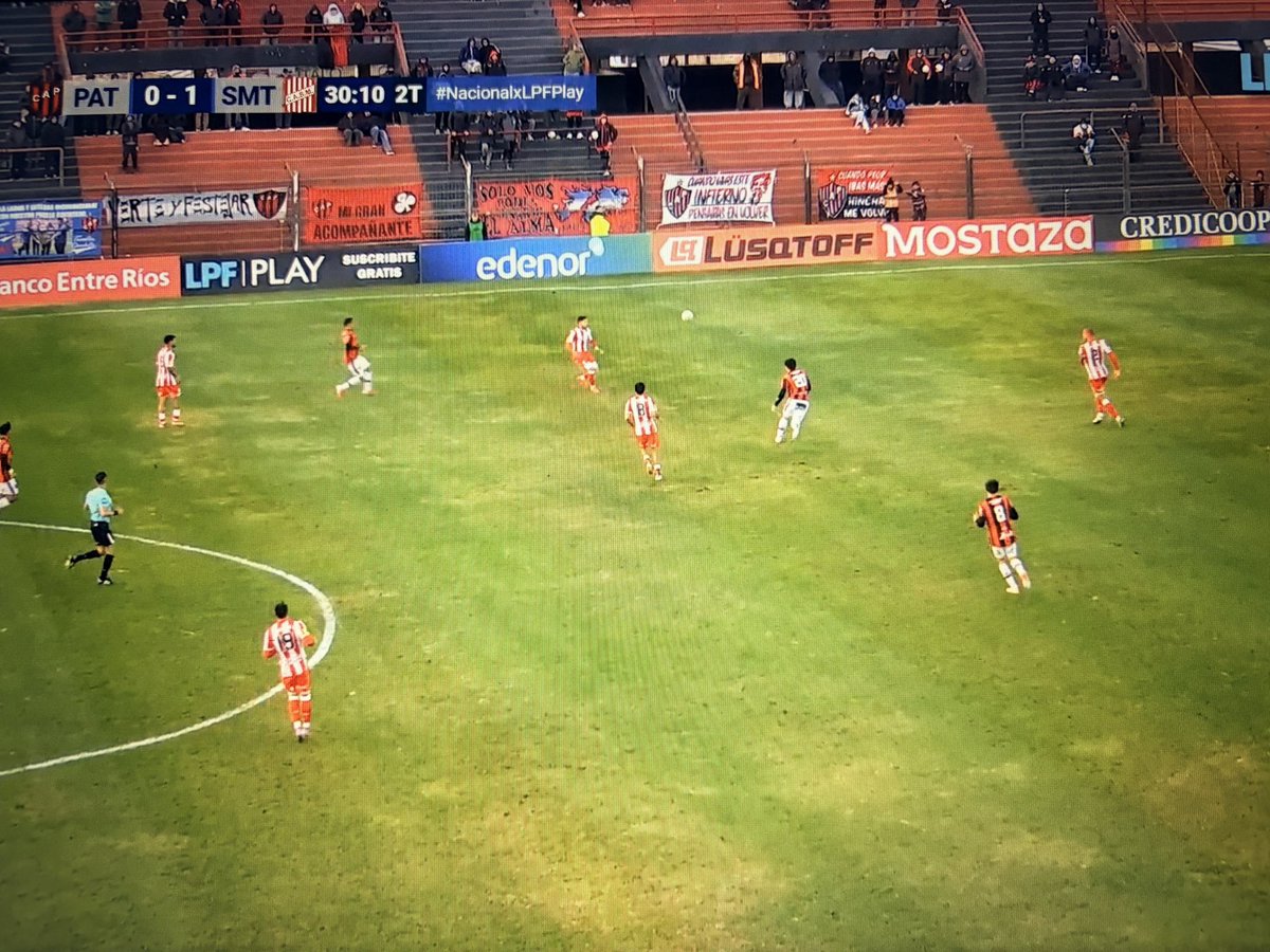 osvaldomeloni's tweet photo. Brasil- Noruega, promesa de partidazo: Vinícius, Haaland, Odegaard… pero juega el San Martín en Entre Ríos!! 
El combo es pésimo: cancha vacía, campo de juego con manchones amarillos, árbitro localista, no hay VAR, pobre transmisión de AFA, pero no hay dudas …aguante el Santo!! https://t.co/YScJh7aice