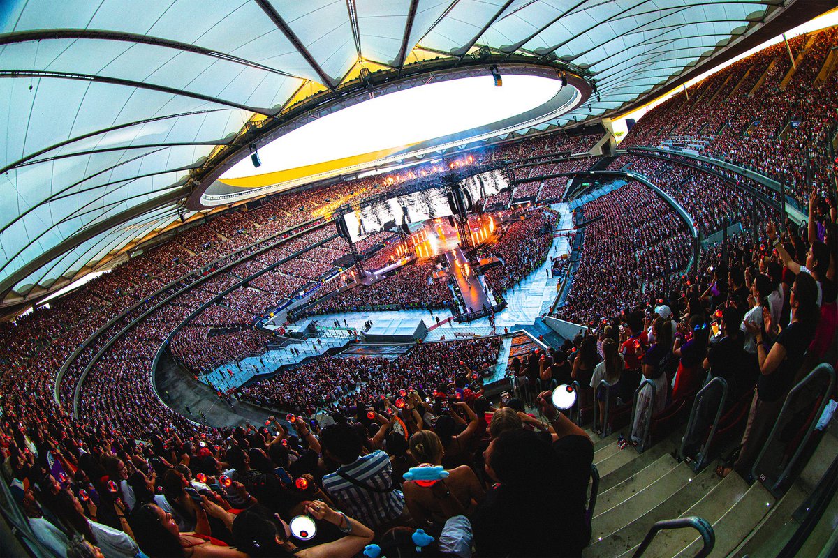 mimil4over's tweet photo. @stan_JJRL @jonginspears @JHPIXIE_ o mesmo estádio que vocês tão falando que tá vazio ué https://t.co/gymhx7Q2K2