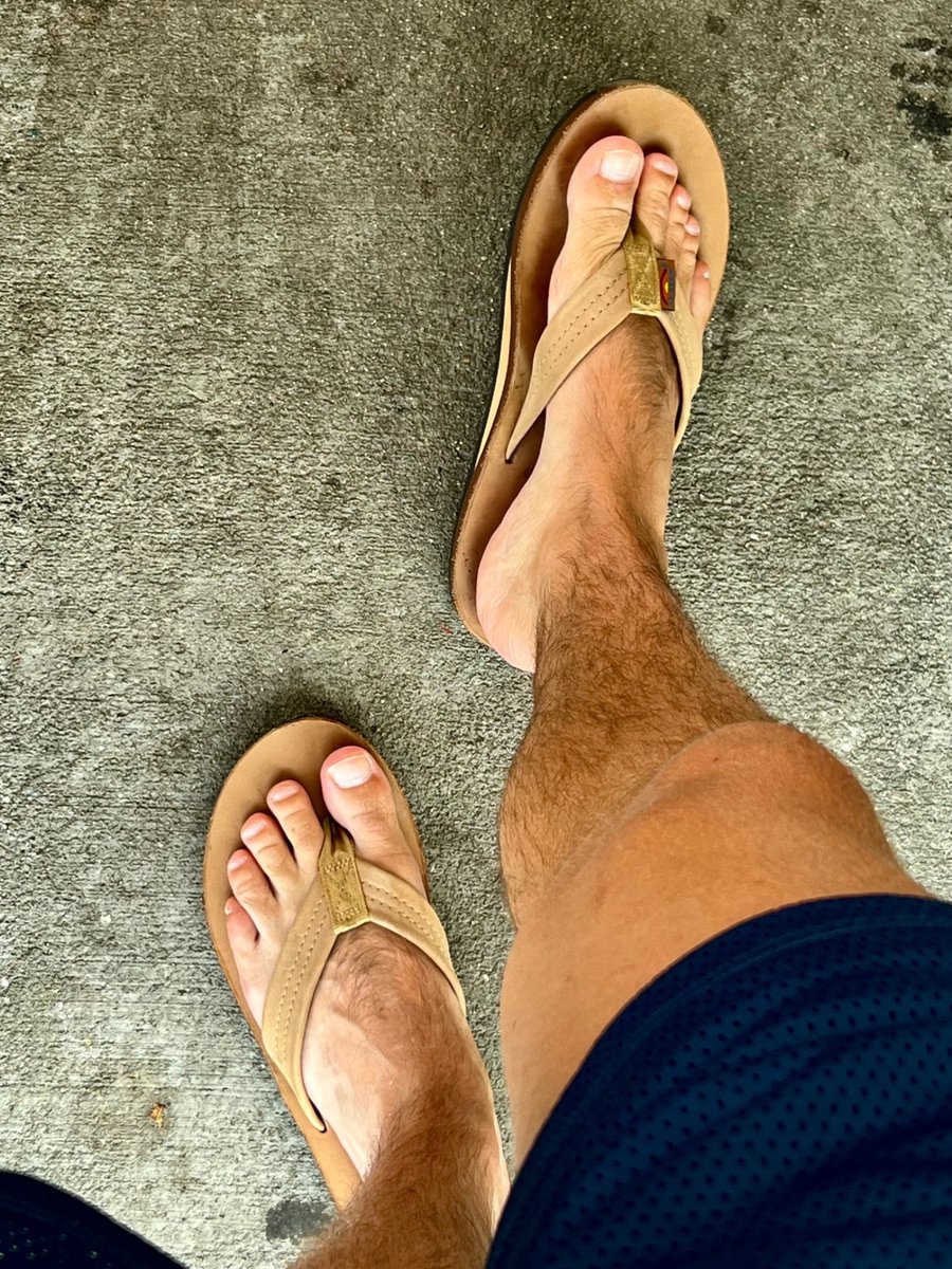 footbrokyle's tweet photo. Dude I’m just getting gas, why are you looking at my feet https://t.co/byPqIXvplo