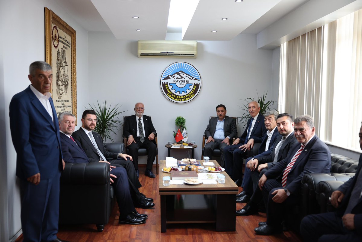 mustafaelitas's tweet photo. 📍 Kayseri Esnaf ve Sanatkarlar Odası Birliği 

İşten anlamak kadar usulü bilmek de elzemdir. Helal rızkı alın teriyle kazanmak ne kadar kıymetliyse; insanla, toplumla ve müşteriyle güzel münasebet kurabilmek de o denli büyük bir erdemdir. Bu sebeple Anadolu irfanında "iyi esnaf" sözü, başlı başına bir itibar nişanesi olarak kabul edilmiştir. 

Bir kişi hakkında "iyi esnaftır" denildiğinde, onun için söylenecek başka bir söze ihtiyaç kalmaz. Çünkü bu ifade; dürüstlüğü, güvenilirliği, çalışkanlığı, ahlakı ve insan ilişkilerindeki nezaketi tek başına anlatmaya yeter.

Nasıl ki yıllar boyunca sermayemizi artırarak gelecek nesillere aktarıyorsak; esnaflığın ve sanatkarlığın usulünü, erdemini ve ahlakını da aynı titizlikle gelecek kuşaklara taşımak zorundayız.

Geçmişte ahilik ve lonca teşkilatlarıyla temelleri atılan, bugün ise meslek kuruluşları ve sivil toplum yapıları eliyle yaşatılan bu anlayışın en önemli temsilcileri olan esnaf ve sanatkar odalarımızın omuzlarında büyük bir sorumluluk bulunmaktadır.

Odalarımızın yalnızca ekonomik anlamda üyelerini güçlendirmesi değil; aynı zamanda organizasyonel bağları kuvvetlendirmesi, esnaflık ve sanatkarlık kültürünü, meslek ahlakını ve erdem anlayışını gelecek yıllara taşıması da son derece önemli bir vazifedir.

Toplumumuzun medeniyet mirası olan esnaf ve sanatkarlık kültürünün yaşatılması ve gelecek nesillere aktarılması bakımından Esnaf ve Sanatkarlar Odamızın yürüttüğü faaliyetleri son derece kıymetli buluyorum.

Bu anlamlı vazifeyi Kayserimizde büyük bir gayret ve sorumluluk bilinciyle omuzlayan (@Kesob_Kayseri ) Esnaf ve Sanatkarlar Odaları Birliği Başkanımız Sayın @SeyhiOdakir'ı ve kıymetli yönetimini gönülden tebrik ediyor; milletimizin ve memleketimizin menfaatine yönelik her türlü çalışmalarında yanlarında olmaya devam edeceğimizi ifade ediyor, çalışmalarında muvaffakiyetler diliyorum.