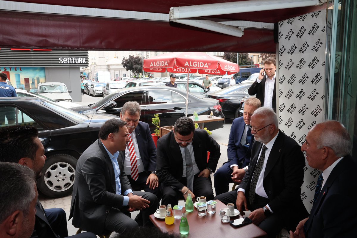mustafaelitas's tweet photo. 📍 Kayseri Esnaf ve Sanatkarlar Odası Birliği 

İşten anlamak kadar usulü bilmek de elzemdir. Helal rızkı alın teriyle kazanmak ne kadar kıymetliyse; insanla, toplumla ve müşteriyle güzel münasebet kurabilmek de o denli büyük bir erdemdir. Bu sebeple Anadolu irfanında "iyi esnaf" sözü, başlı başına bir itibar nişanesi olarak kabul edilmiştir. 

Bir kişi hakkında "iyi esnaftır" denildiğinde, onun için söylenecek başka bir söze ihtiyaç kalmaz. Çünkü bu ifade; dürüstlüğü, güvenilirliği, çalışkanlığı, ahlakı ve insan ilişkilerindeki nezaketi tek başına anlatmaya yeter.

Nasıl ki yıllar boyunca sermayemizi artırarak gelecek nesillere aktarıyorsak; esnaflığın ve sanatkarlığın usulünü, erdemini ve ahlakını da aynı titizlikle gelecek kuşaklara taşımak zorundayız.

Geçmişte ahilik ve lonca teşkilatlarıyla temelleri atılan, bugün ise meslek kuruluşları ve sivil toplum yapıları eliyle yaşatılan bu anlayışın en önemli temsilcileri olan esnaf ve sanatkar odalarımızın omuzlarında büyük bir sorumluluk bulunmaktadır.

Odalarımızın yalnızca ekonomik anlamda üyelerini güçlendirmesi değil; aynı zamanda organizasyonel bağları kuvvetlendirmesi, esnaflık ve sanatkarlık kültürünü, meslek ahlakını ve erdem anlayışını gelecek yıllara taşıması da son derece önemli bir vazifedir.

Toplumumuzun medeniyet mirası olan esnaf ve sanatkarlık kültürünün yaşatılması ve gelecek nesillere aktarılması bakımından Esnaf ve Sanatkarlar Odamızın yürüttüğü faaliyetleri son derece kıymetli buluyorum.

Bu anlamlı vazifeyi Kayserimizde büyük bir gayret ve sorumluluk bilinciyle omuzlayan (@Kesob_Kayseri ) Esnaf ve Sanatkarlar Odaları Birliği Başkanımız Sayın @SeyhiOdakir'ı ve kıymetli yönetimini gönülden tebrik ediyor; milletimizin ve memleketimizin menfaatine yönelik her türlü çalışmalarında yanlarında olmaya devam edeceğimizi ifade ediyor, çalışmalarında muvaffakiyetler diliyorum.
