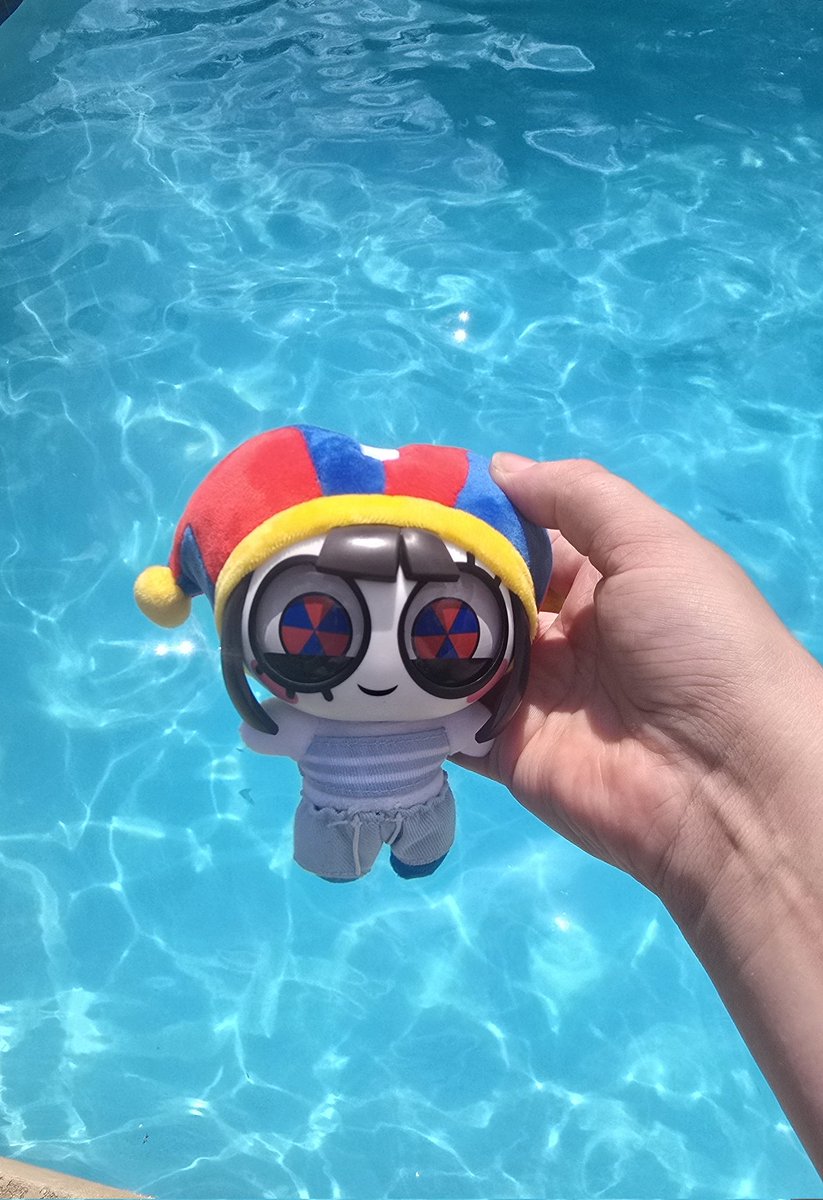 rumirassapphic's tweet photo. Got pomni with me at the pool, very fitting lol https://t.co/QWa0PqGubX