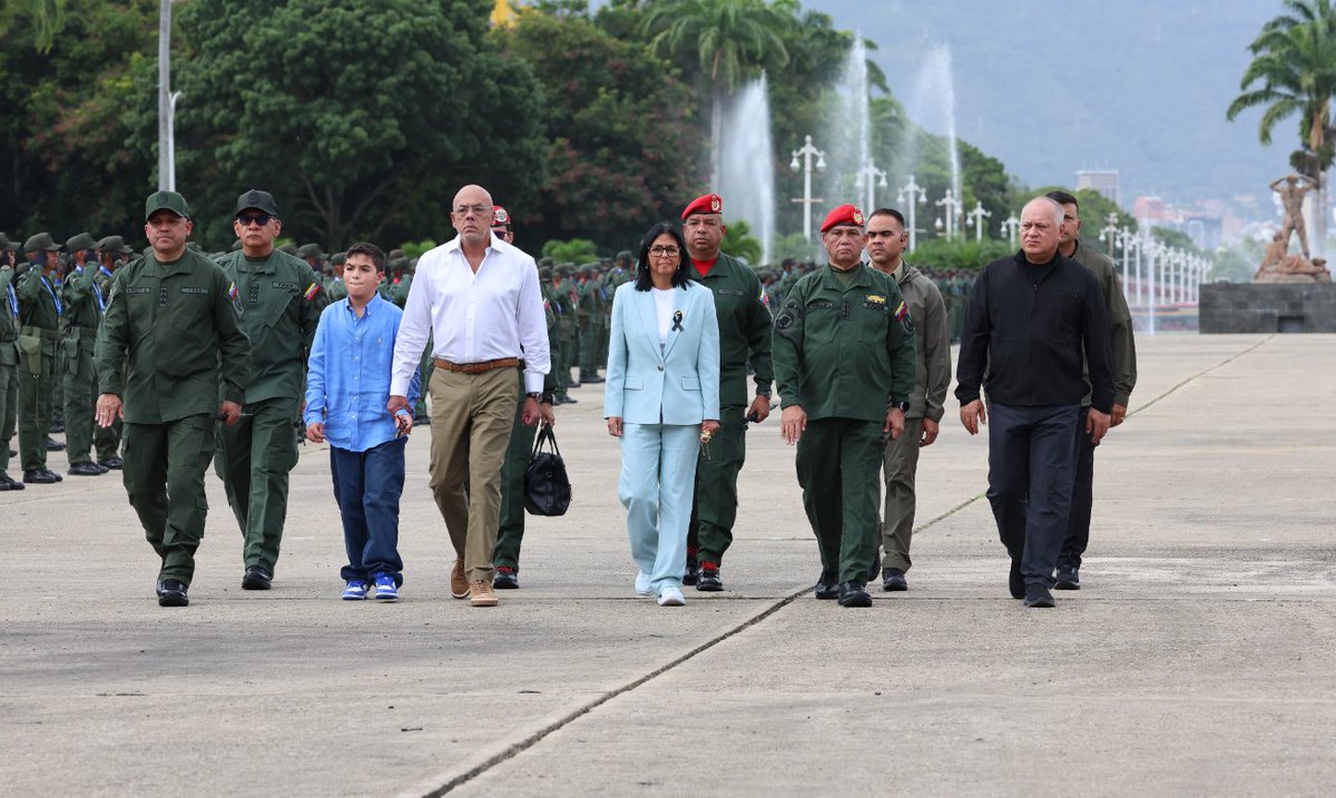 Laiguanatv's tweet photo. CJ @delcyrodriguezv conmemora 215 años de la Independencia y lidera Graduación Conjunta a nuevos oficiales de la UMBV https://t.co/1CCky8SHqU