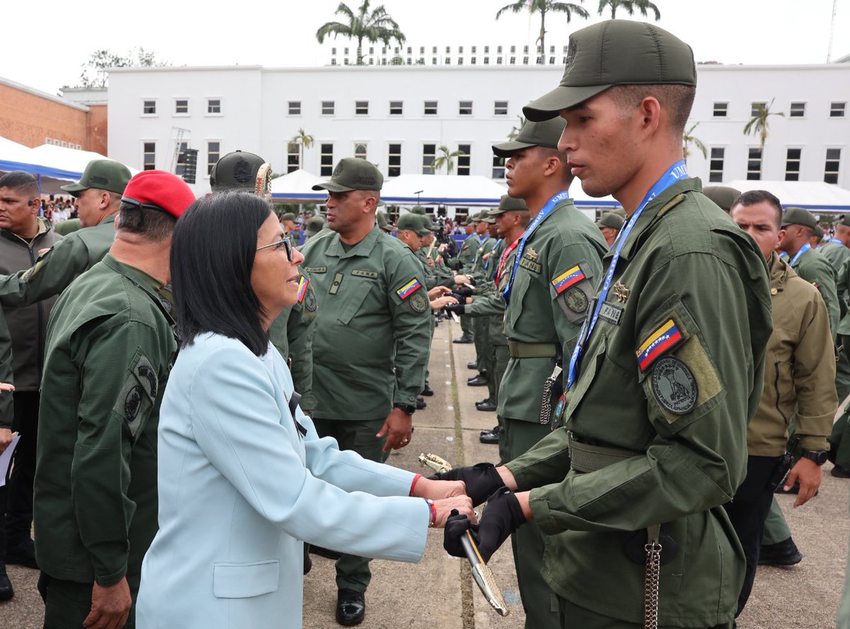 Laiguanatv's tweet photo. CJ @delcyrodriguezv conmemora 215 años de la Independencia y lidera Graduación Conjunta a nuevos oficiales de la UMBV https://t.co/1CCky8SHqU