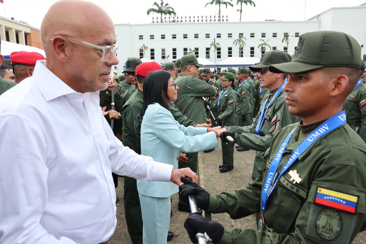 Laiguanatv's tweet photo. CJ @delcyrodriguezv conmemora 215 años de la Independencia y lidera Graduación Conjunta a nuevos oficiales de la UMBV https://t.co/1CCky8SHqU