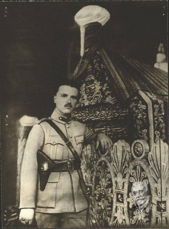 bdalgin's tweet photo. Osman Gazi türbesinde poz verip "Kalk da Bursa'yı kurtar" diyen Yüzbaşı Sofoklis Venizelos’tan kurtulduk

Galata Köprüsü’nden geçen Halife Abdülmecid Efendi’ye trafik cezası kesen Fransız ve İtalyan polisten kurtulduk

Kurtuluş Savaşı = Milli Mücadele

Başka soru? @Yusuf__Tekin https://t.co/kXAu6AW0Ad