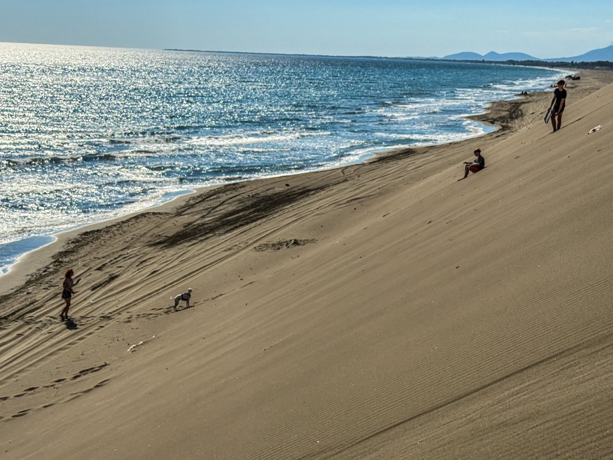 kunc_zidenice's tweet photo. #Sandboarding Shëngjin Albánie 🇦🇱🏄🏻♂️
Krásná písečná duna. Ale bohužel ji nebylo na čem sjet a nikdo v okolí na prkně nebyl. Nikdy jsem to sice nezkoušel, ale sakra by mě to lákalo.
#balkanroadtrip https://t.co/IY2IJwlJRC