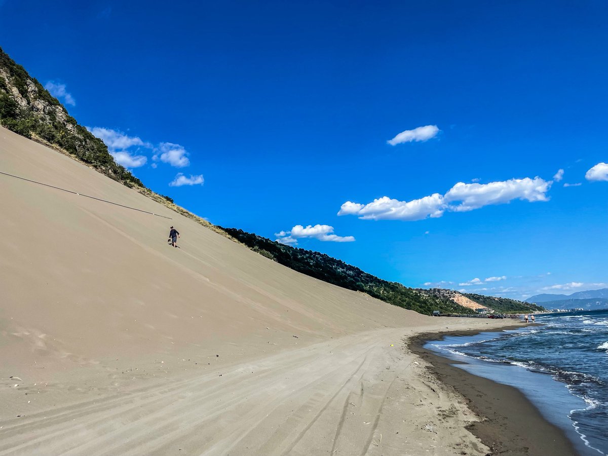 kunc_zidenice's tweet photo. #Sandboarding Shëngjin Albánie 🇦🇱🏄🏻♂️
Krásná písečná duna. Ale bohužel ji nebylo na čem sjet a nikdo v okolí na prkně nebyl. Nikdy jsem to sice nezkoušel, ale sakra by mě to lákalo.
#balkanroadtrip https://t.co/IY2IJwlJRC