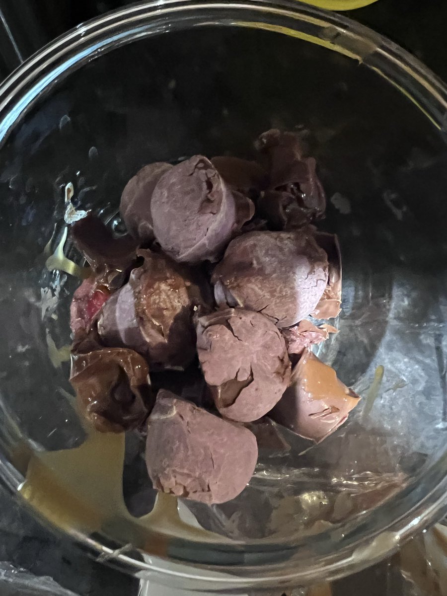 HarringayKJA's tweet photo. @HotelChocolat well, that was a complete waste of money. It was hot, chocolates melted between buying and getting them home. I know it’s not your fault but I was so looking forward to then - absolutely gutted https://t.co/aY3GIu0dRj