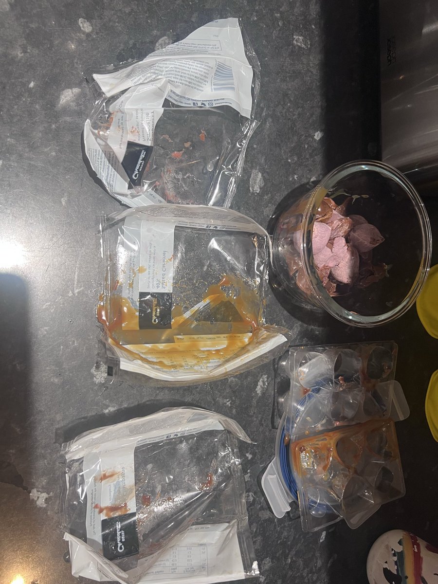 HarringayKJA's tweet photo. @HotelChocolat well, that was a complete waste of money. It was hot, chocolates melted between buying and getting them home. I know it’s not your fault but I was so looking forward to then - absolutely gutted https://t.co/aY3GIu0dRj