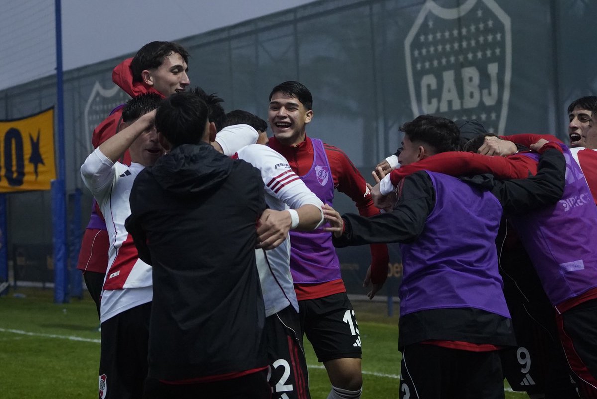RiverPlate's tweet photo. Victoria por penales en el Superclásico y River finalista del #TorneoProyección 🤍❤️🤍 https://t.co/2U1X2KYYax