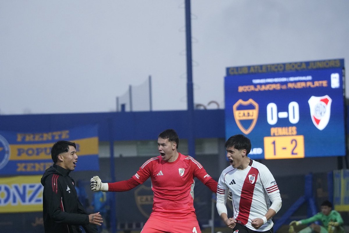 RiverPlate's tweet photo. Victoria por penales en el Superclásico y River finalista del #TorneoProyección 🤍❤️🤍 https://t.co/2U1X2KYYax