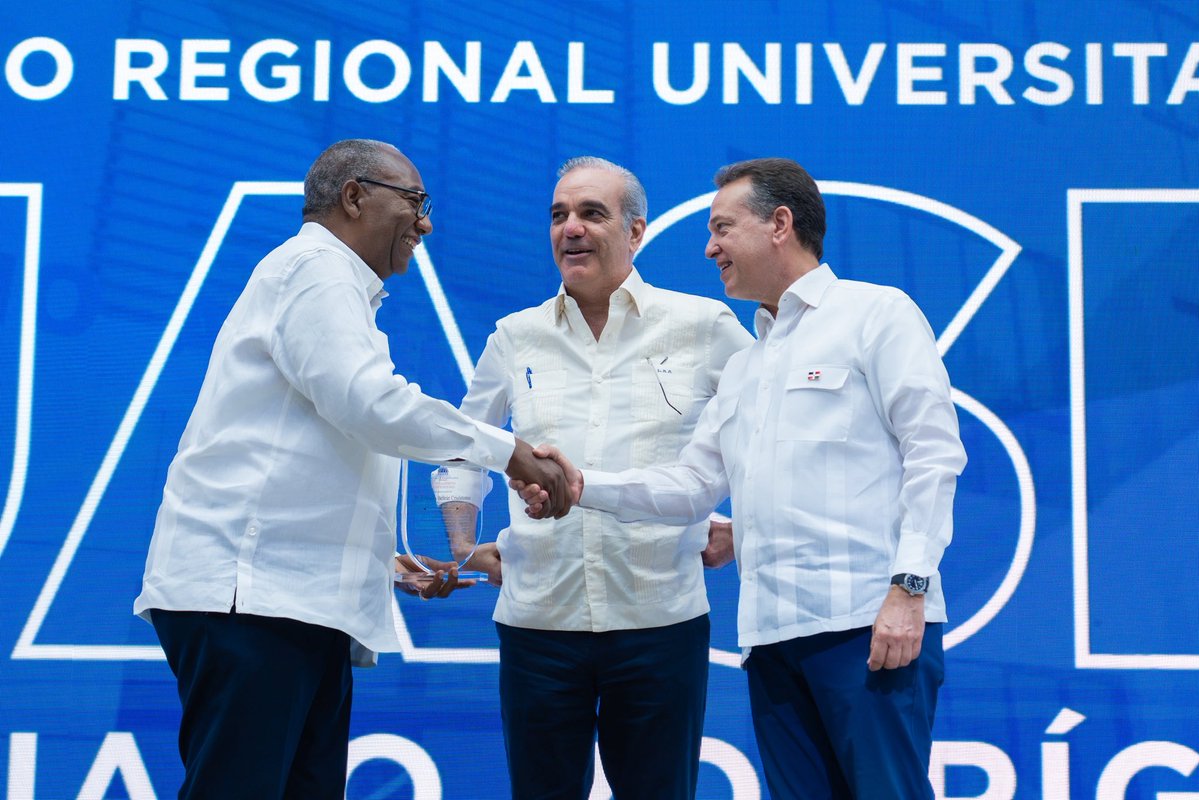 itobisono's tweet photo. Junto al presidente @luisabinader entregamos una nueva extensión de la @UniversidadUASD en Santiago Rodríguez, una obra que acerca más oportunidades de educación superior a cientos de jóvenes y reafirma el compromiso de seguir llevando el desarrollo a cada rincón del país.

Más que una nueva infraestructura, entregamos un espacio que abrirá puertas al conocimiento, reducirá barreras para miles de familias y contribuirá al desarrollo de toda la provincia, acercando una educación superior de calidad a quienes antes debían trasladarse a otras localidades para estudiar.

Aprovecho también para reconocer la gestión del rector saliente, @EditrudisBeltr1 , por su visión y dedicación para fortalecer y expandir la universidad pública.