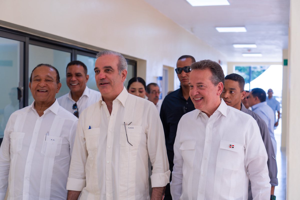 itobisono's tweet photo. Junto al presidente @luisabinader entregamos una nueva extensión de la @UniversidadUASD en Santiago Rodríguez, una obra que acerca más oportunidades de educación superior a cientos de jóvenes y reafirma el compromiso de seguir llevando el desarrollo a cada rincón del país.

Más que una nueva infraestructura, entregamos un espacio que abrirá puertas al conocimiento, reducirá barreras para miles de familias y contribuirá al desarrollo de toda la provincia, acercando una educación superior de calidad a quienes antes debían trasladarse a otras localidades para estudiar.

Aprovecho también para reconocer la gestión del rector saliente, @EditrudisBeltr1 , por su visión y dedicación para fortalecer y expandir la universidad pública.