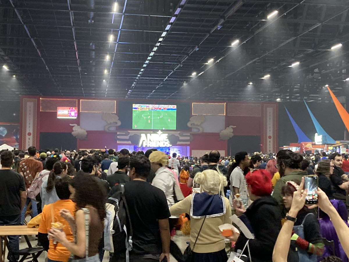 Edurrabo's tweet photo. - Assistindo o jogo no Anime Friends

- Sem álcool, tomando Muppy quente

- Comida superfaturada

- Sem sinal decente no celular

Verdadeiro experiencia otaku ou SARJETA?? https://t.co/lMDfDoWt2L