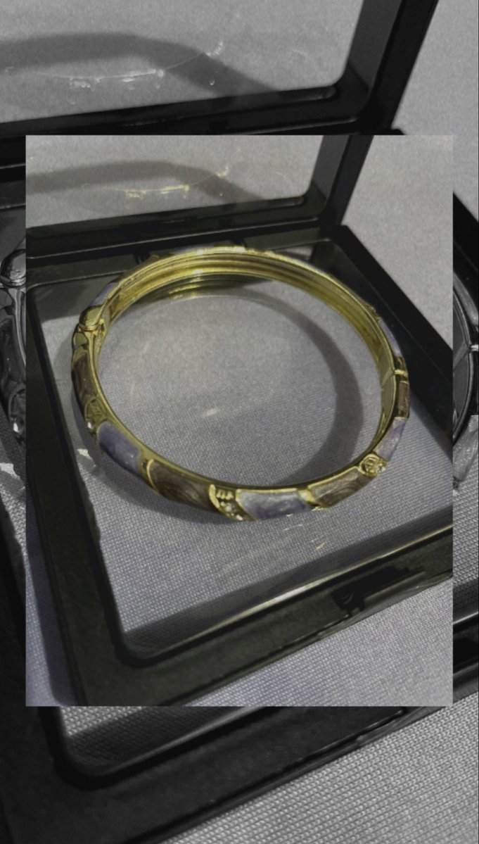 itsdreeey's tweet photo. POV: you found your new favorite bangle. https://t.co/0mCwUEr5B5