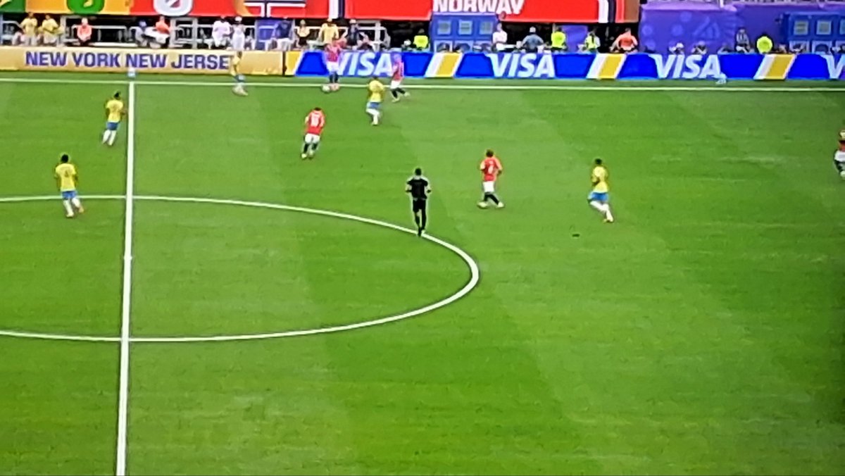 AkiraFud5's tweet photo. Coitado do de preto ninguém passa a bola pra ele🥲 https://t.co/YPG8mrUdWE