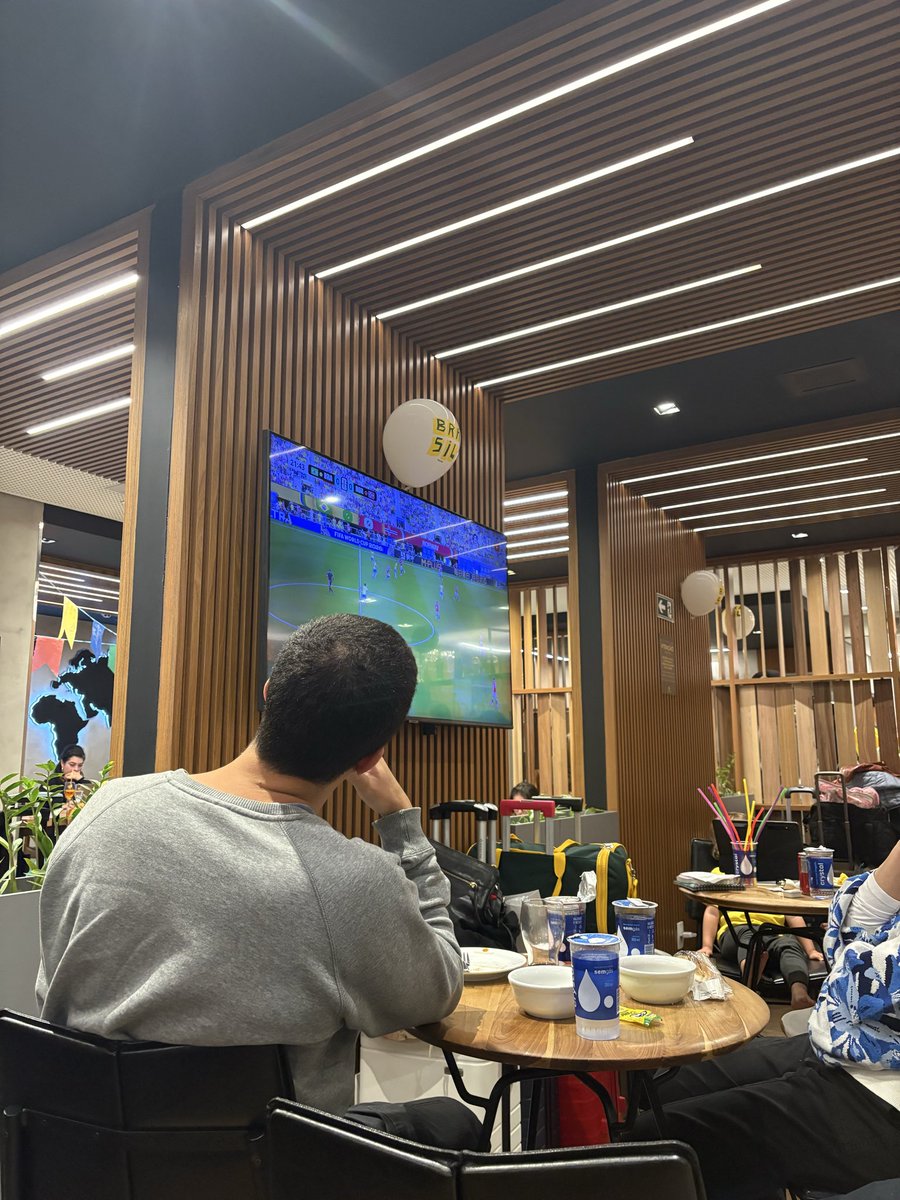 mrcll_'s tweet photo. Assistindo o jogo no aeroporto. Só #camisa24 pra me confortar. https://t.co/cl9qWsOxt0