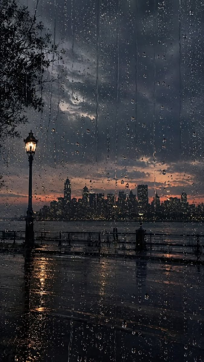 spooky_nature's tweet photo. sunset and rain, so good together https://t.co/0NJiPMoA6Z