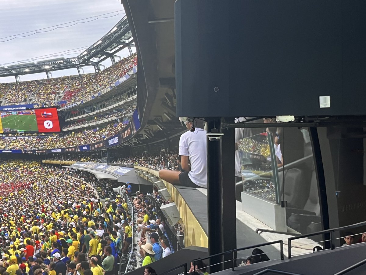 ZSCKAW's tweet photo. @MetLifeStadium - safety hazard! Lawsuit waiting to happen! https://t.co/1qwiza8Gtf