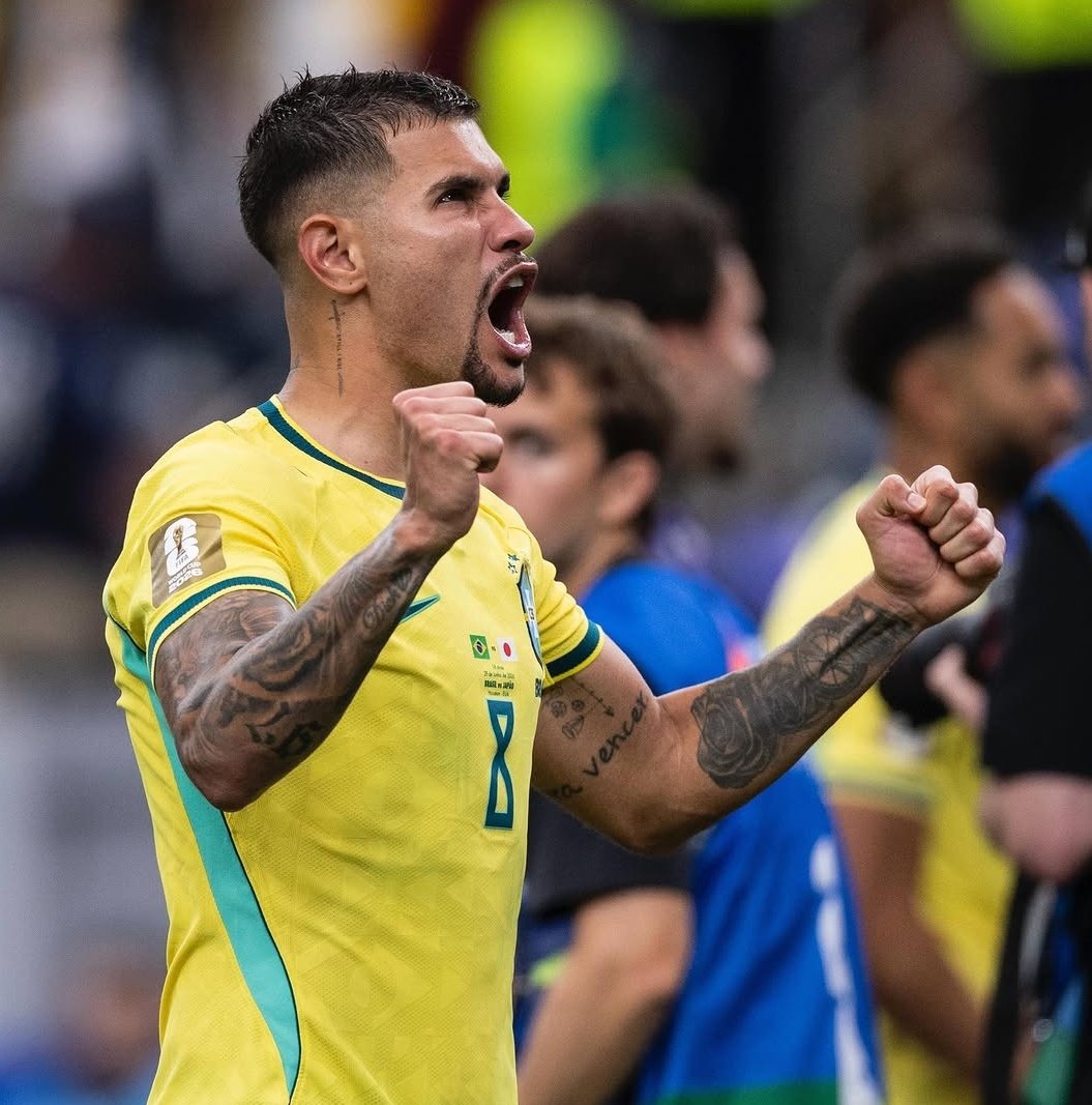NJanfren's tweet photo. Na França quem cobra os pênaltis é o Mbappé.

Na Inglaterra quem cobra os pênaltis é o Harry Kane.

Na Argentina quem cobra os pênaltis é o Lionel Messi.

Mas, na Seleção Brasileira, acharam de bom tom colocar o BRUNO GUIMARÃES. Vai tomar no cu. https://t.co/L7uSgHpC2h