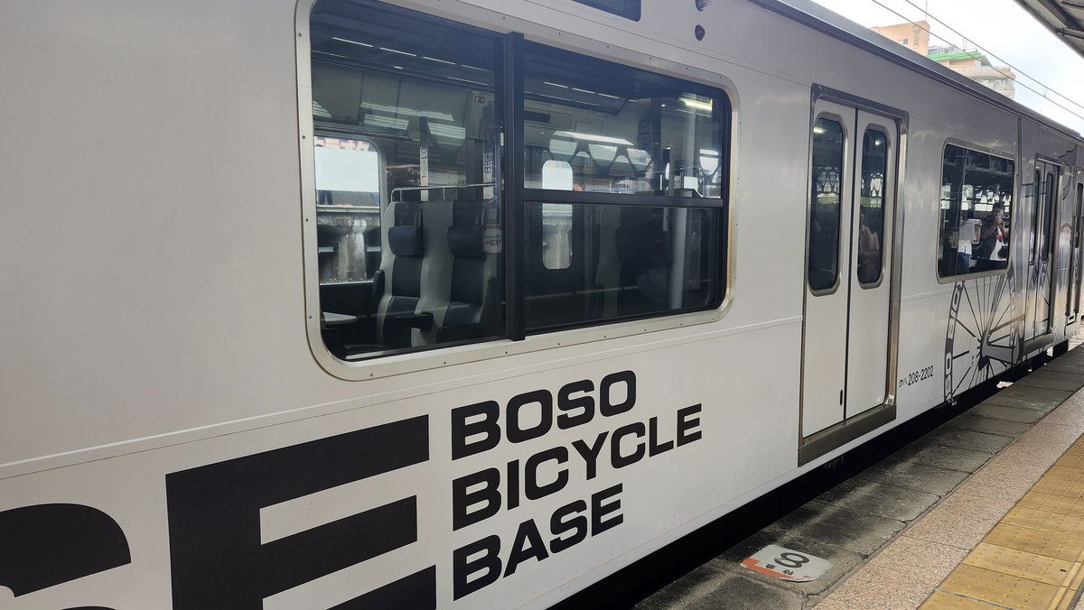 shienvdc's tweet photo. 昨日はB.B.BASE TRAINに乗って銚子への🚃旅❗
ひろきさん主催ツアーで、普段は立ち入ることが出来ない両国駅の3番線から出発😊
お酒🙅なので、ソフトドリンクの選択でしたが、飲んだことがないドリンクが色々出てきました😮
#ひろき
#BBBASE https://t.co/2tEx0COGVm