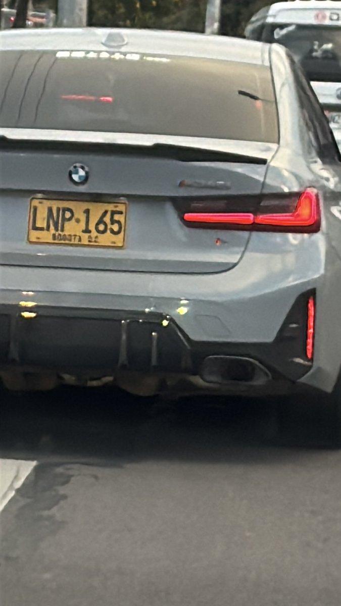 lorenamar__'s tweet photo. Este loco cerro a varios carros en la autopista, manejando como un gamin a toda velocidad, pero ahí si las cámaras probablemente no lo detecten. Llamé al 123, se puede hacer algo más? Que peligro estos locos. https://t.co/tjwuR14bVm