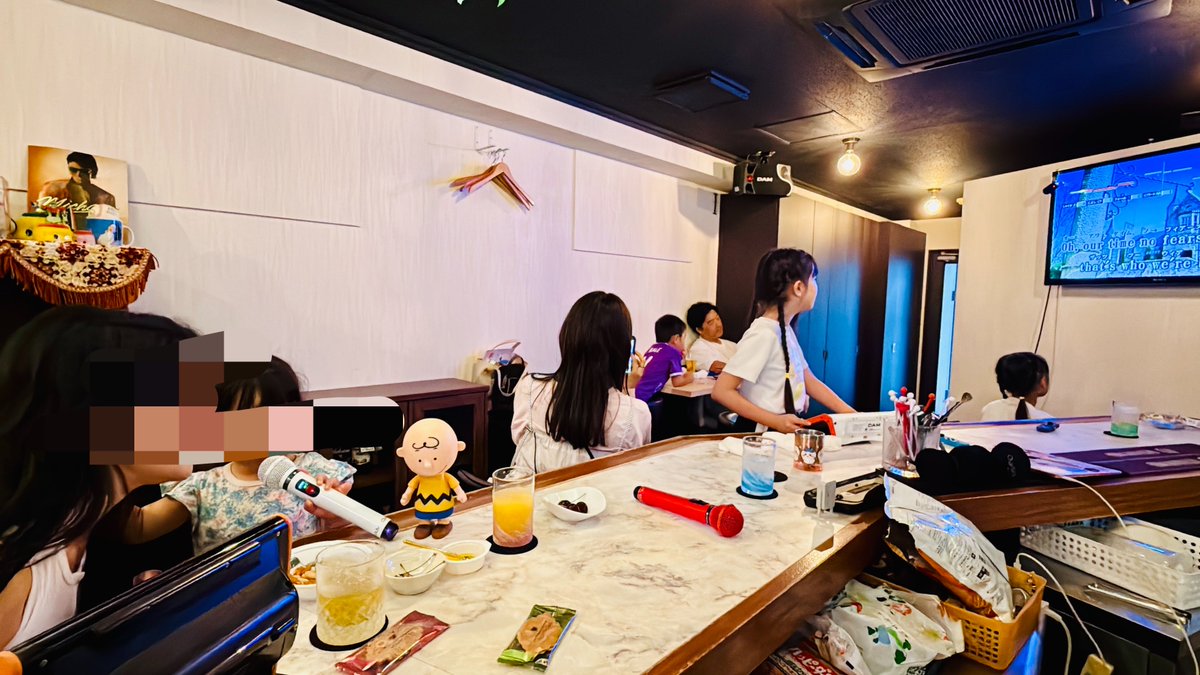 misaki_ebis's tweet photo. 同時期開催した親子スナックはこんな感じ🧸リズム天国をしたり、カラオケをしたり🎤お客さまがきたら「いらっしゃいませ」とおしぼりを出し、「お飲み物は何にしましょうか」と聞いてもらう。氷を入れたり、グラスをさげたり。最後は掃除機をかけて、ゴミを捨ててグラスを片付ける。お店やさんごっこ🌼 https://t.co/FPbImPtFoO